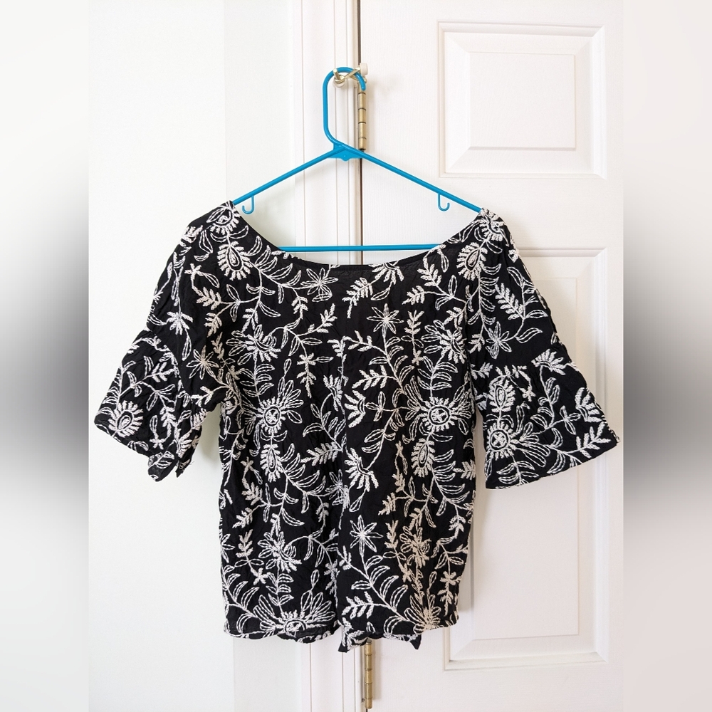 Anthropologie black white embroidery short sleeves